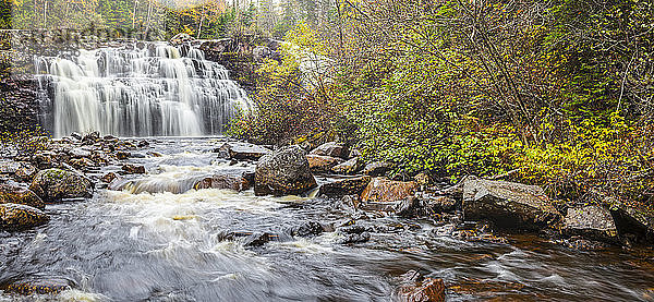Kaskadenartige Wasserfälle in einem Wald mit herbstlich gefärbtem Laub; Thunder Bay  Ontario  Kanada