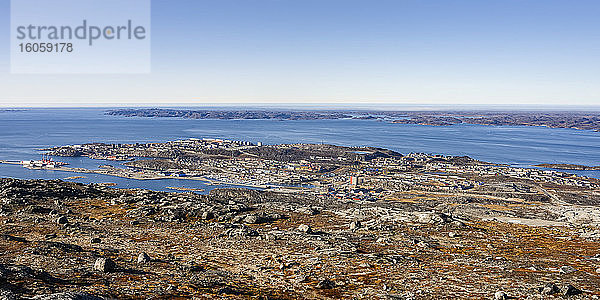 Stadt an der Küste Grönlands; Sermersooq  Grönland