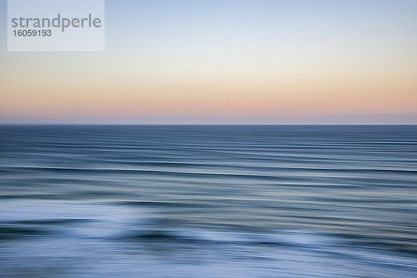 Sonnenaufgang über dem Ozean  von den Zwölf Aposteln aus gesehen  Port Campbell National Park; Port Campbell  Victoria  Australien