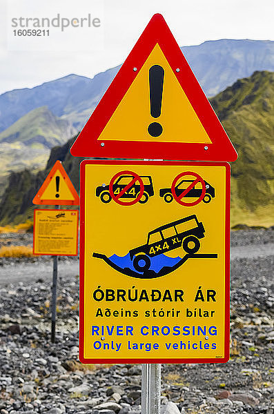 Warnschild an einer Flussüberquerung  das darauf hinweist  dass die Überquerung nur für größere Fahrzeuge sicher ist; Rangarping eystra  Südliche Region  Island