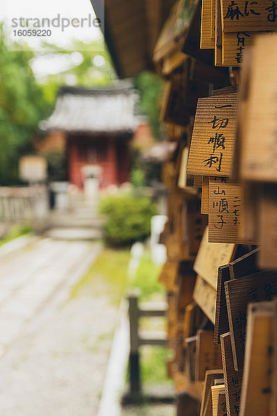 Schriften in japanischer Sprache auf Holzfliesen in einem Tempel; Kyoto  Kansai  Japan