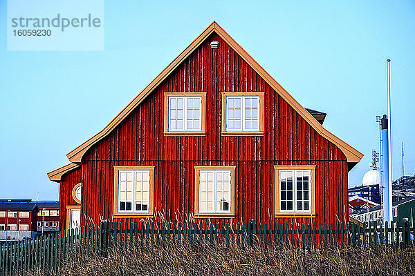 Ein typisches Gebäude in Nuuk  Grönland  mit spitz zulaufender Dachlinie und verwitterter Fassade; Nuuk  Sermersooq  Grönland