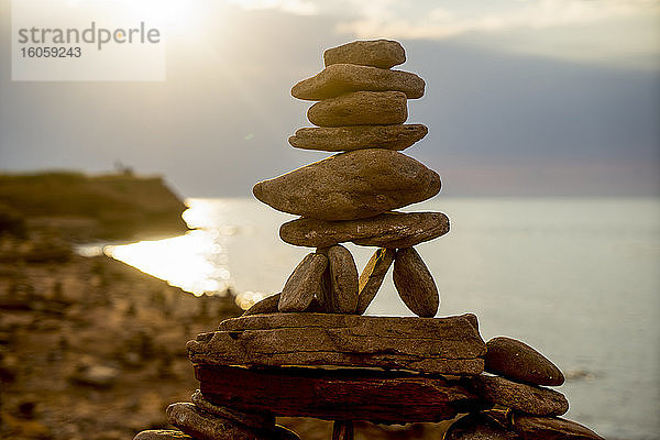 In einem Haufen balancierte Felsen entlang der Küstenlinie; Prince Edward Island  Kanada