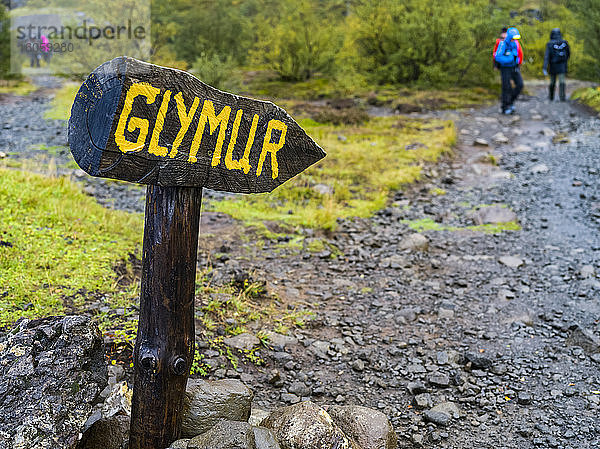 Touristen  die am Glymur-Wanderweg wandern. Glymur ist der zweithöchste Wasserfall in Island mit einer Kaskade von 198 Metern; Hvalfjardarsveit  Hauptstadtregion  Island