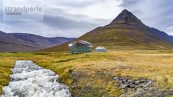 Verwitterte Strukturen in einer abgelegenen Landschaft an einem rauschenden Fluss; Isafjardarbaer  Westfjorde  Island