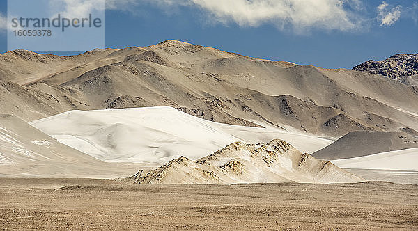 Panoramalandschaft einer hochgelegenen Wüste mit Sand  Hügeln und Bergen in den Anden; Antofagasta de la Sierra  Katamarca  Argentinien