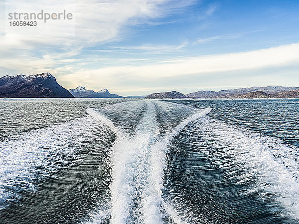 Aufwachen hinter einem Boot entlang der Küste von Sermersooq; Sermersooq  Grönland