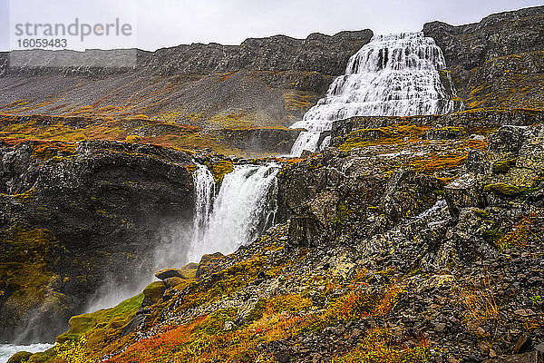 Dynjandi (auch als Fjallfoss bekannt) ist eine Reihe von Wasserfällen in den Westfjorden  Island. Die Wasserfälle haben eine Gesamthöhe von 100 Metern; Isafjardarbaer  Westfjorde  Island