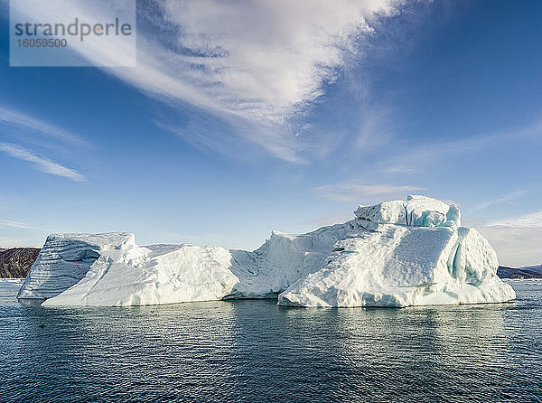 Ein Keileisberg entlang der Küste Grönlands; Sermersooq  Grönland