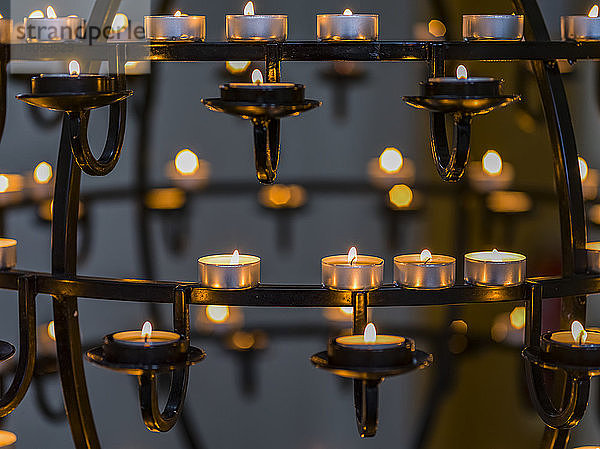Cande beleuchteter Kronleuchter in der Hallgrimskirkja  einer lutherischen Pfarrkirche in Reykjavik; Reykjavik  Reykjavik  Island