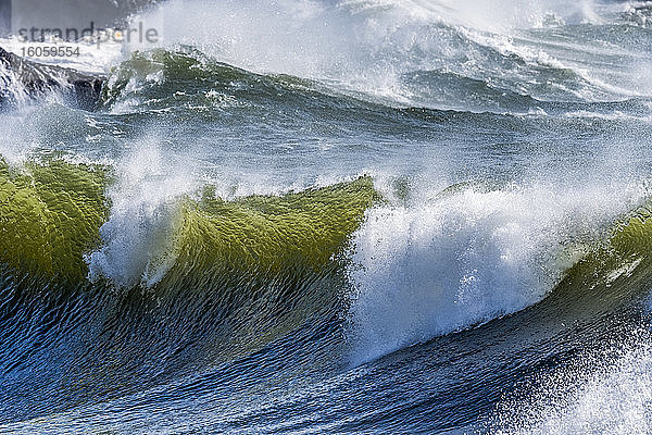 Eine Welle bricht in Küstennähe; Ilwaco  Washington  Vereinigte Staaten von Amerika