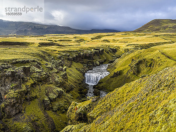 Skogafoss ist einer der größten und schönsten Wasserfälle Islands mit einer erstaunlichen Breite von 25 Metern und einer Fallhöhe von 60 Metern; Rangarping eystra  Südliche Region  Island