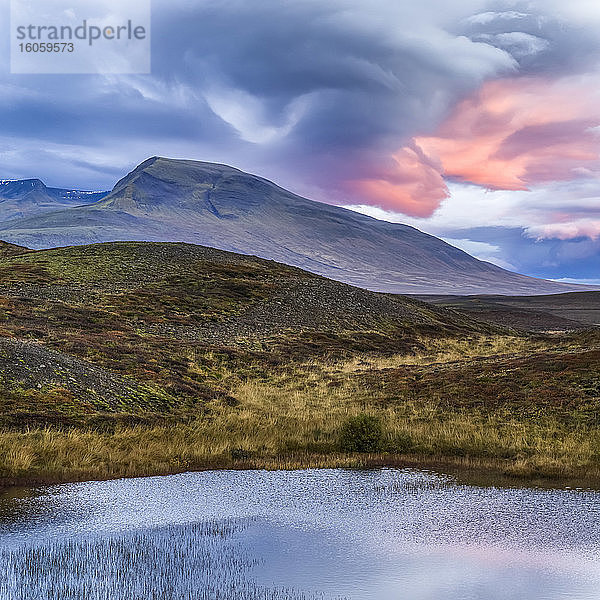 Landschaft in Nordisland mit leuchtend rosa Wolken bei Sonnenuntergang; Hunaping vestra  Nordwestliche Region  Island