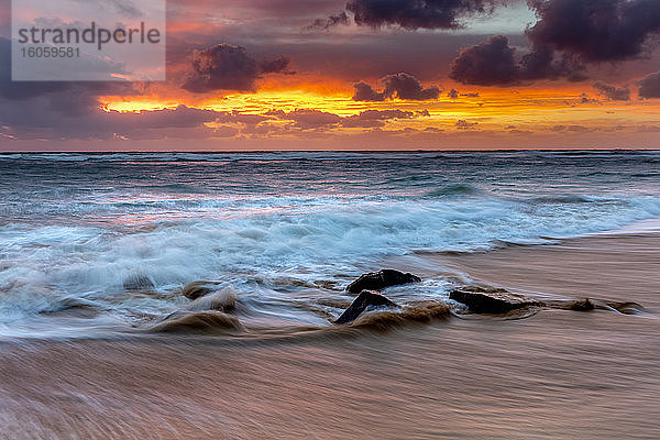 Sonnenaufgang an der hawaiianischen Küste  Lydgate Beach; Kapaa  Kauai  Hawaii  Vereinigte Staaten von Amerika