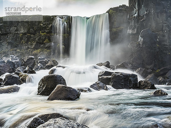 Oxararfoss-Wasserfall in Thingvellir  einem historischen Ort und Nationalpark. Er ist bekannt für den Althing  den Sitz des isländischen Parlaments aus dem 10. bis 18. Auf dem Gelände befinden sich die Kirche von Thingvellir und die Ruinen alter steinerner Unterkünfte. Der Park befindet sich in einem Grabenbruch  der durch die Trennung von 2 tektonischen Platten entstanden ist  mit felsigen Klippen und Rissen wie die riesige Almannagja-Verwerfung; Blaskogabyggo  Südliche Region  Island