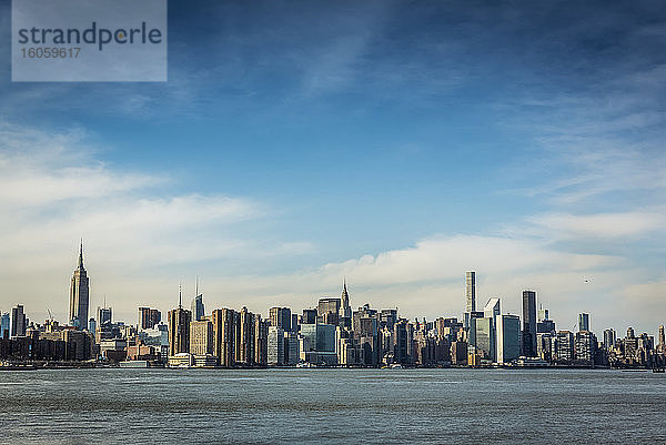 Die Skyline von Manhattan von Brooklyn aus gesehen; Brooklyn  New York  Vereinigte Staaten von Amerika