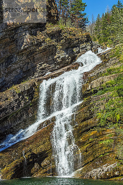 Wasserfälle auf einer schiefen Felsklippe  Waterton Lakes National Park; Waterton  Alberta  Kanada