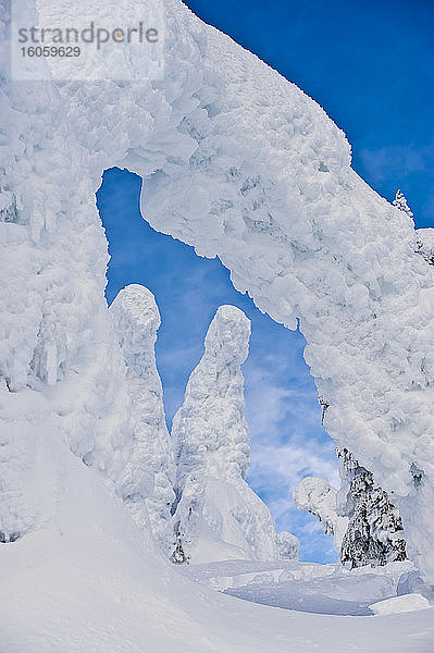 Gipfel und Bögen von Schneeformationen vor blauem Himmel; Britisch-Kolumbien  Kanada