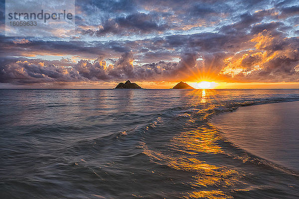 Sonnenaufgang über dem Lanikai-Strand; Oahu  Hawaii  Vereinigte Staaten von Amerika
