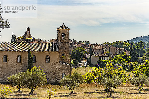 Kirche und Häuser im Dorf Lourmarin im Luberon; Lourmarin  Provence  Frankreich