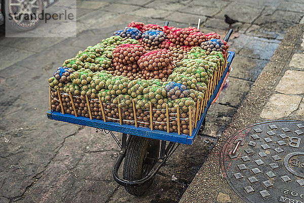 Macadamia-Nüsse zum Verkauf auf der Straße; San Cristobal de las Casas  Chiapas  Mexiko