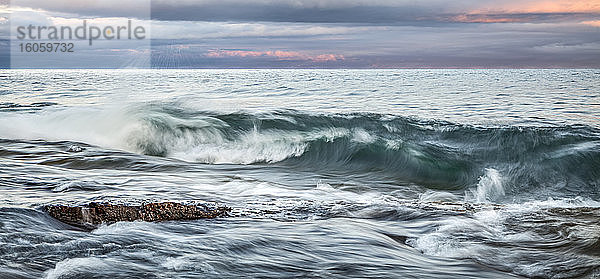Lake Superior bei Sonnenuntergang mit großen Wellen  die ans Ufer rollen; Minnesota  Vereinigte Staaten von Amerika