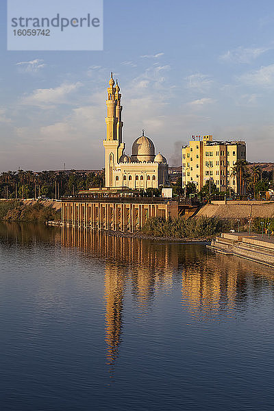 Moschee am Nil  die sich im Wasser spiegelt; Assuan  Ägypten