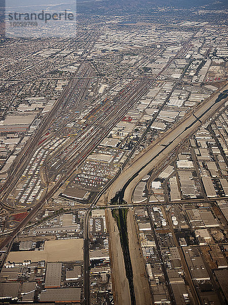 Luftaufnahme der Stadtlandschaft mit dichten Stadtgebieten und Straßen; Los Angeles  Kalifornien  Vereinigte Staaten von Amerika