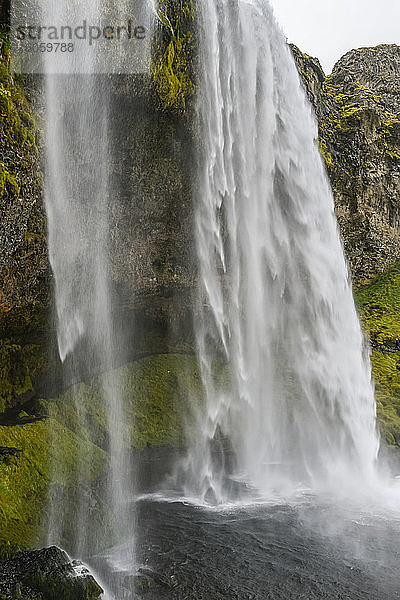 Der Seljalandsfoss ist einer der bekanntesten Wasserfälle in Island. Ein Pfad führt Sie hinter den Wasserfall; Rangarping eystra  Südliche Region  Island