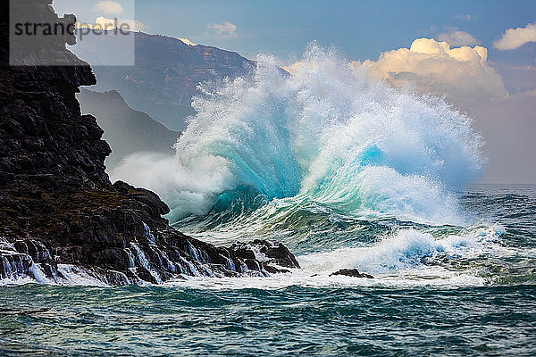 Große Wellen an der Küste von Na Pali auf den Hawaii-Inseln; Kauai  Hawaii  Vereinigte Staaten von Amerika