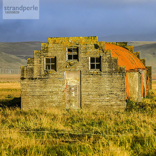 Orangenquonset-Hütte auf Ackerland; Myrdalshreppur  Südliche Region  Island