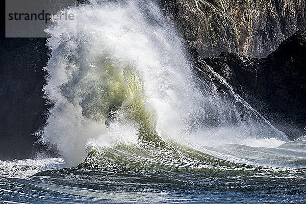 Surftänze entlang der Klippen am Kap Enttäuschung; Ilwaco  Washington  Vereinigte Staaten von Amerika