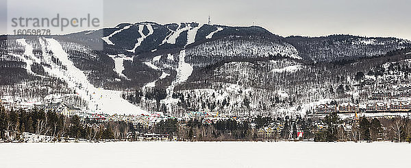 Mont Tremblant Ski Resort mit schneebedeckten Skihügeln  die auf dem Berg sichtbar sind; Quebec  Kanada