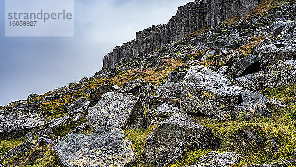 Gerduberg ist eine Klippe aus Dolerit  einem grobkörnigen Basaltgestein  auf der westlichen Halbinsel Snaefellsnes; Eyja- og Miklaholtshreppur  Westliche Region  Island