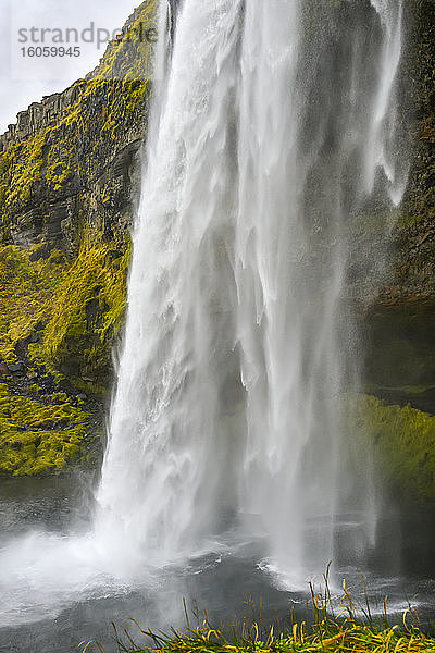 Der Seljalandsfoss ist einer der bekanntesten Wasserfälle in Island. Ein Pfad führt Sie hinter den Wasserfall; Rangarping eystra  Südliche Region  Island