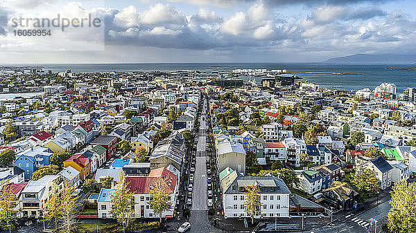 Blick vom Turm der Hallgrimskirkja-Kirche auf die Stadt Reykjavik; Reykjavik  Island