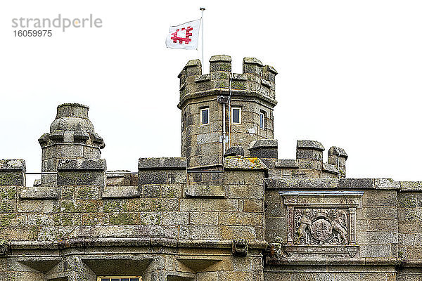 Alte steinerne Burgmauer und Turm mit eingravierten Wappen auf der Vorderseite; Grafschaft Cornwall  England