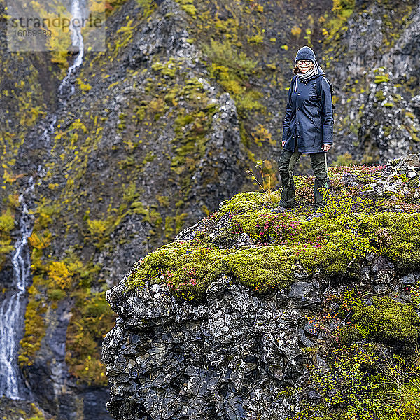 Eine Frau beim Wandern am Glymur-Wanderweg. Glymur ist der zweithöchste Wasserfall in Island mit einer Kaskade von 198 Metern; Hvalfjardarsveit  Hauptstadtregion  Island