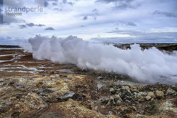 Dampfschwaden über der felsigen Landschaft in Südisland; Grindavik  südliche Halbinselregion  Island