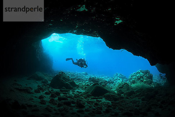 Silhouette eines Gerätetauchers in einer Höhle; Makena  Maui  Hawaii  Vereinigte Staaten von Amerika