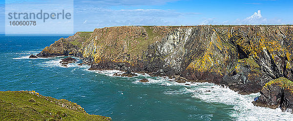 Panorama einer Felsküste mit blauem Himmel; Grafschaft Cornwall  England