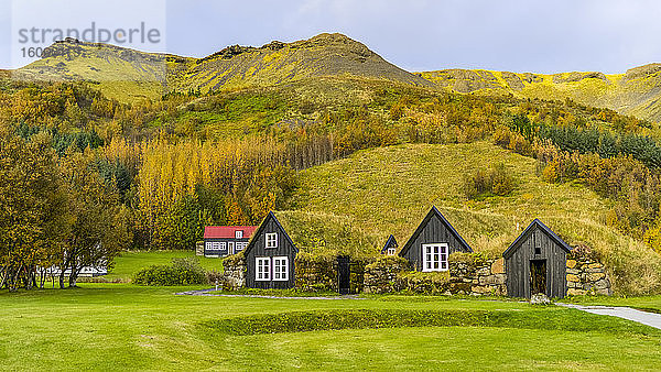 Ein Haus und ein Schuppen  die in einen grasbewachsenen Hang gebaut wurden; Rangarping  Südliche Region  Island