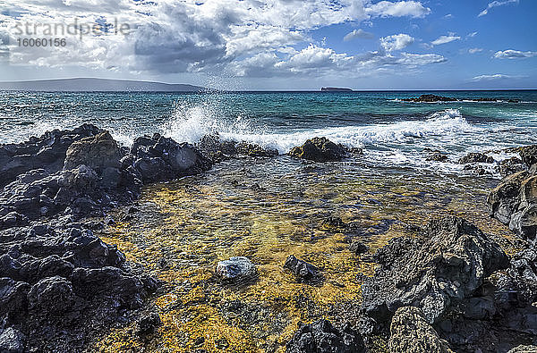 Küste von Maui mit schroffem Lavagestein und türkisfarbenem Wasser; Kihei  Maui  Hawaii  Vereinigte Staaten von Amerika