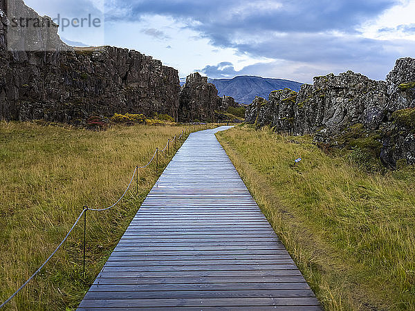 Thingvellir ist eine historische Stätte und ein Nationalpark. Er ist bekannt für das Althing  den Sitz des isländischen Parlaments aus dem 10. bis 18. Jahrhundert. Auf dem Gelände befinden sich die Thingvellir-Kirche und die Ruinen alter steinerner Unterkünfte. Der Park befindet sich in einem Grabenbruch  der durch die Trennung von 2 tektonischen Platten entstanden ist  mit felsigen Klippen und Rissen wie die riesige Almannagja-Verwerfung; Blaskogabyggo  Südliche Region  Island