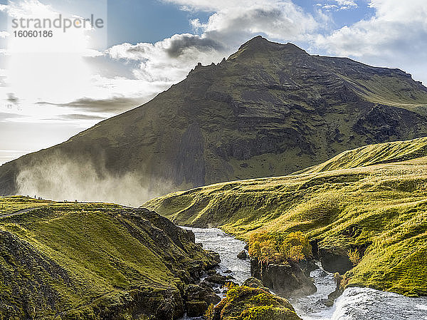 Skogafoss ist einer der größten und schönsten Wasserfälle Islands mit einer erstaunlichen Breite von 25 Metern und einer Fallhöhe von 60 Metern; Rangarping eystra  Südliche Region  Island