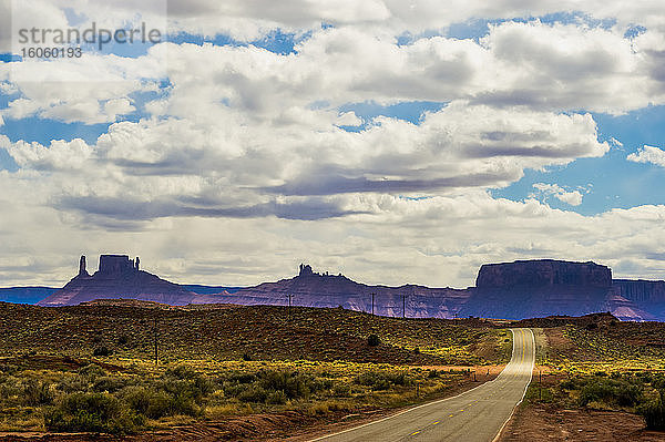 Silhouette von Felsformationen und Klippen in der Ferne im Castle Valley; Utah  Vereinigte Staaten von Amerika