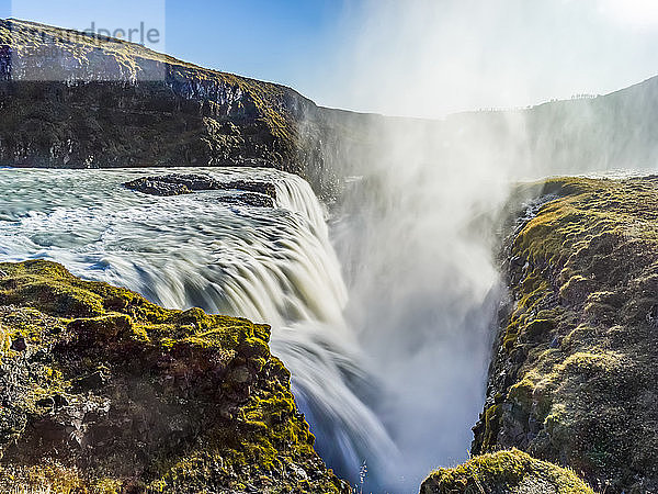 Gullfoss-Wasserfall  einer der ikonischsten und beliebtesten Wasserfälle Islands; Blaskogabyggo  Südliche Region  Island