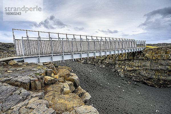 Eine 'Brücke zwischen den Kontinenten' aus Metall  zwischen der nordamerikanischen und der eurasischen Platte; Reykjanesbaer  südliche Halbinselregion  Island