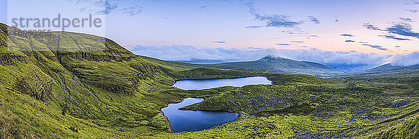 Panoramablick auf zwei Seen im Galty-Gebirge in der Morgendämmerung  Panorama-Stichkomposit; Grafschaft Limerick  Irland