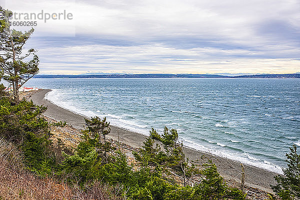 Blick von Marrowstone Island auf die Küstenlinie und den Strand im Vordergrund; Marrowstone Island  Washington  Vereinigte Staaten von Amerika